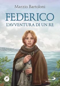 Questa immagine raffigura la copertina del libro "Federico. L'avventura di un re". Al centro c'è un giovane ragazzo, Federico II, e alle sue spalle c'è un paesaggio marino.