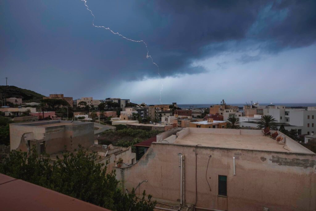 Foto di uno dei due fulmini caduti stamattina su Pantelleria 